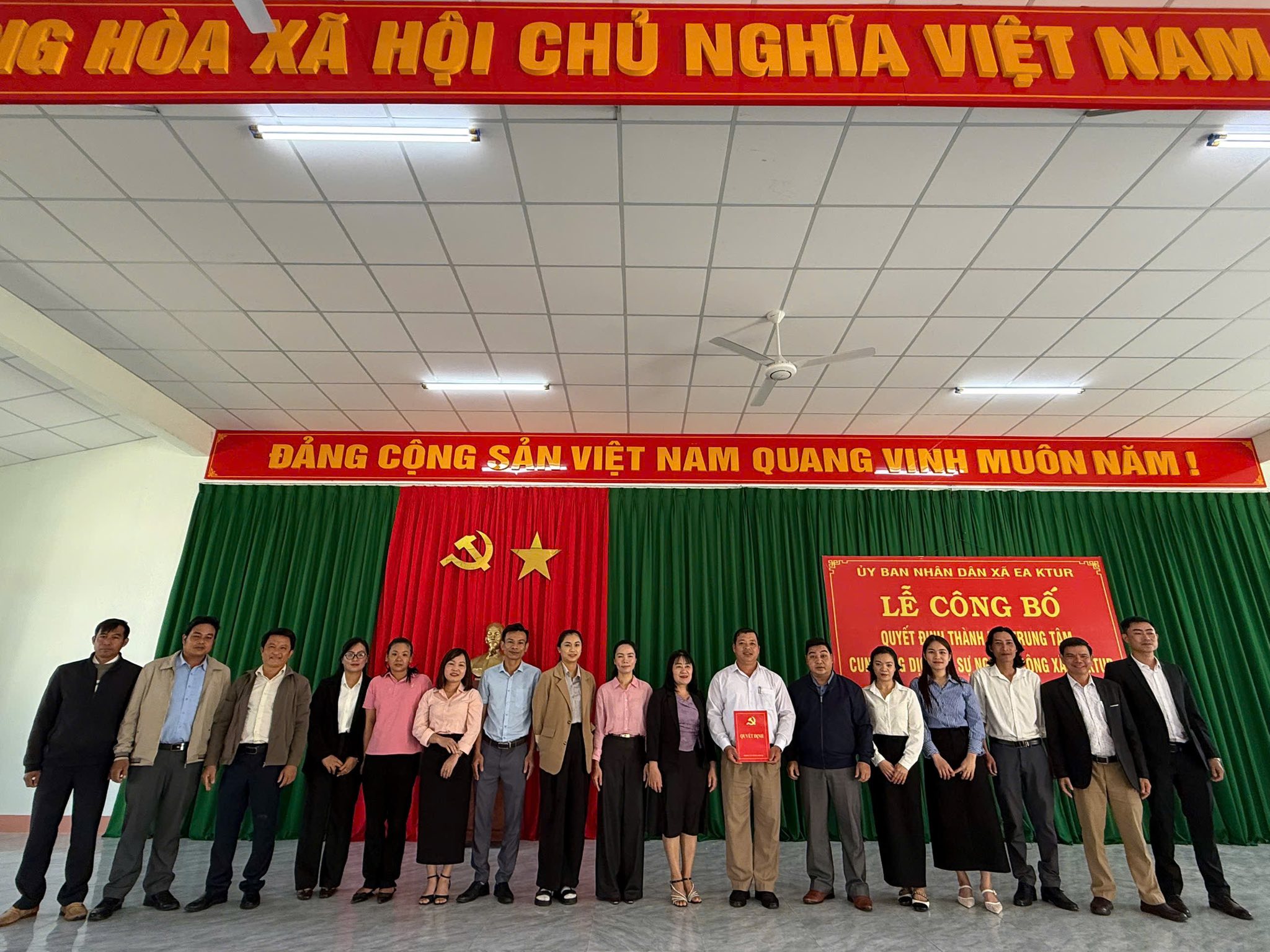 CBQL va nhan vien TTDVC